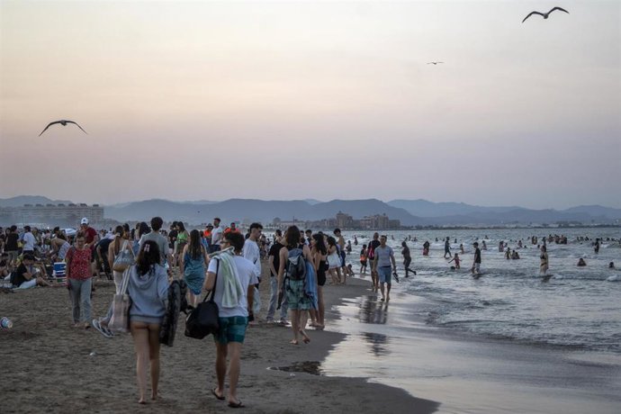 Archivo - Varias personas se reúnen durante la noche de San Juan en la playa de la Malvarrosa en imagen de archivo
