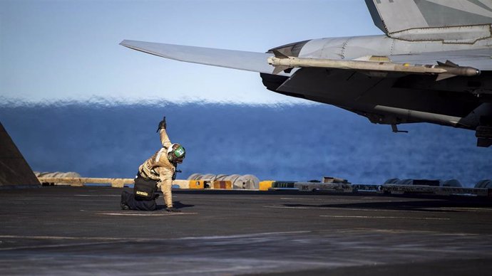 Archivo - Un F18 despega del portaaviones 'Theodore Roosevelt' 