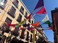 El corazón de Madrid se prepara para sus fiestas de verano con miles de mantoncillos coloreando los balcones