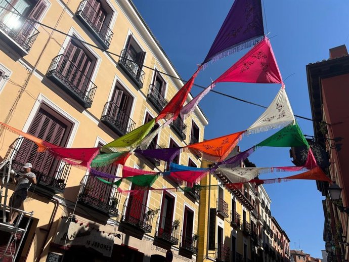 Comienza la instalación de mantoncillos en la calle capitalina Cava baja, con motivo de las verbenas madrileñas de agosto.