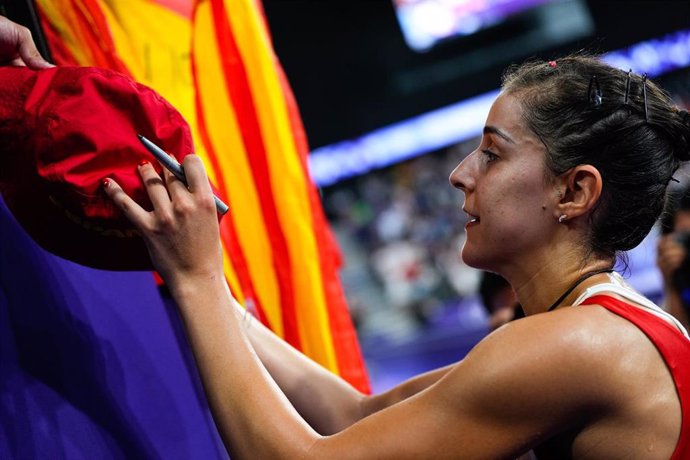 La jugadora española Carolina Marin firma una bandera española tras clasificarse para las semifinales del torneo olímpico de bádminton de Paris 2024. 