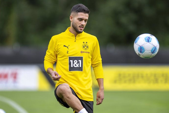 03 August 2024, Switzerland, Bad Ragaz: Borussia Dortmund's new player Yan Couto plays the ball during a training session at the team's training camp for the upcoming season 24/25 in Switzerland. Photo: David Inderlied/dpa