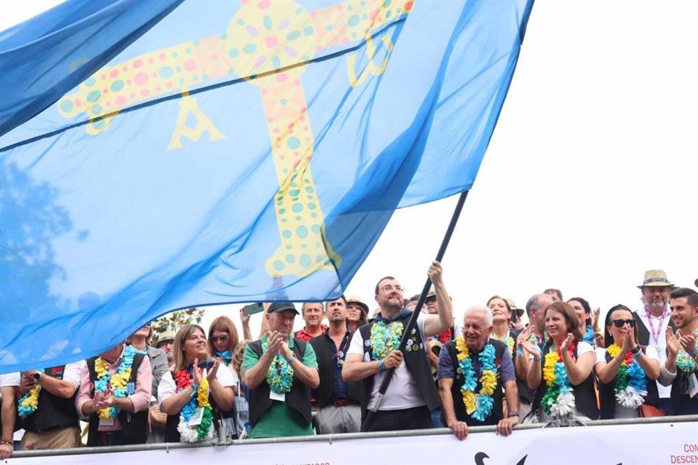 El presidente del Principado, Adrián Barbón, junto al resto de autoridades en la salida del descenso del sella.