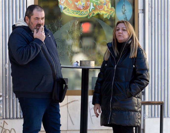 Archivo - Varias personas fumando en una terraza, a 27 de diciembre de 2023, en Madrid (España).