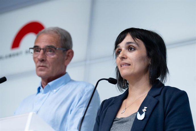Archivo - El diputado de Aliana Catalana, Ramón Abad, y la cabeza de lista de esa formación, Silvia Orriols, en una rueda de prensa en el Parlament