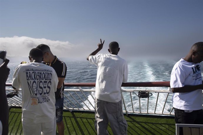 Varios hombres se trasladan hasta Algeciras en ferry tras la salida extraordinaria del Centro de Estancia Temporal de Inmigrantes (CETI), a 3 de agosto de 2024, en Ceuta (España).