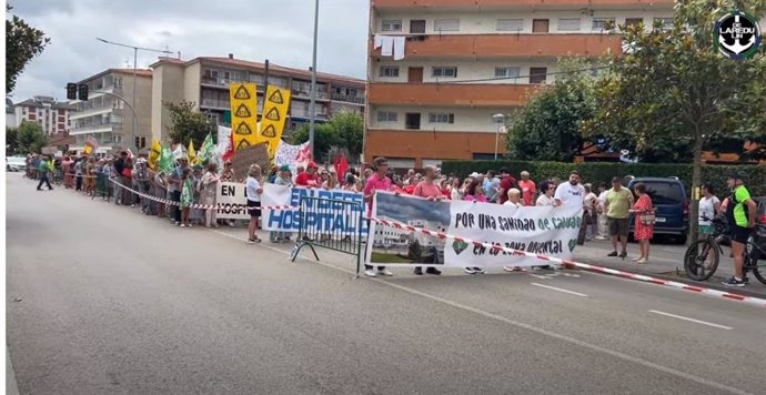 Alrededor de 5.000 personas se concentran en Laredo en defensa del hospital comarcal y del sistema sanitario público