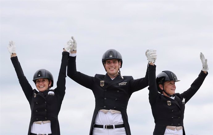 Jessica von Bredow-Werndl, Frederic Wandres e Isabell Werth celebran su medalla de oro por equipos en doma clásica de Paris 2024