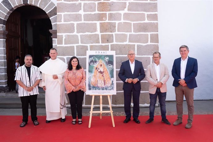 Foto de autoridades civiles y religiosas en el pórtivo de la Parroquia de Ntra. Sra. De Candelaria en Chipude