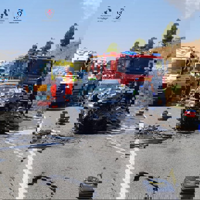 Servicios de emergencias, seguridad y sanitarios actúan en la zona del siniestro.