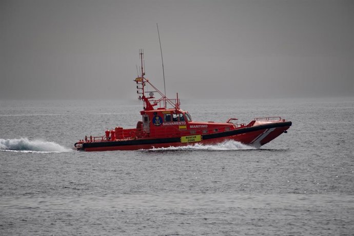 Una lancha de Salvamento Marítimo en aguas de Ceuta.