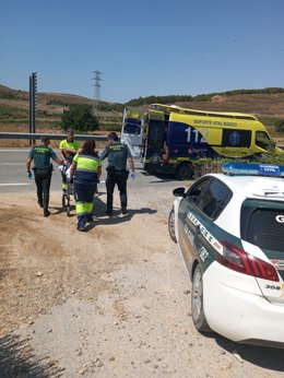 Momento del rescate y traslado a la ambulancia del hombre herido.