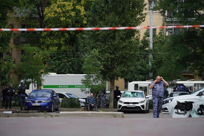 Archivo - ROSTOV, June 17, 2024  -- Police officers are pictured at the site of a hostage-taking incident in Rostov region, Russia, June 16, 2024.   Russian penitentiary authorities foiled an attempt to take hostages in the south-western Rostov region, 