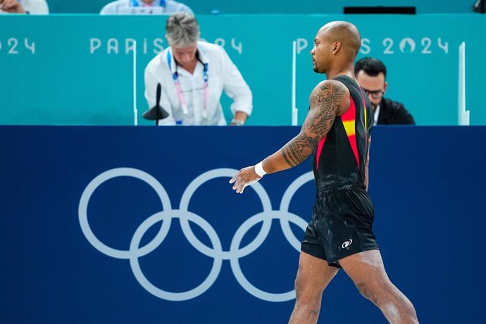 El gimnasta español Ray Zapata en el calentamiento previo a la final de suelo de los Juegos Olímpicos de Paris 2024.