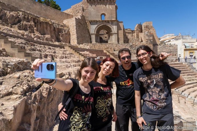 Un grupo de asistentes al Rock Imperium visitan el Teatro Romano