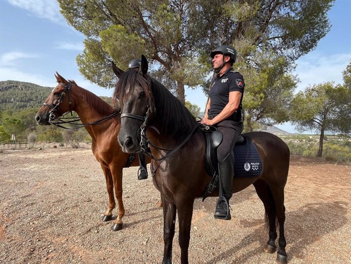 Durante el verano se suma a las labores de la vigilancia de la patrulla ecológica la unidad de caballería de la Policía Local de Murcia