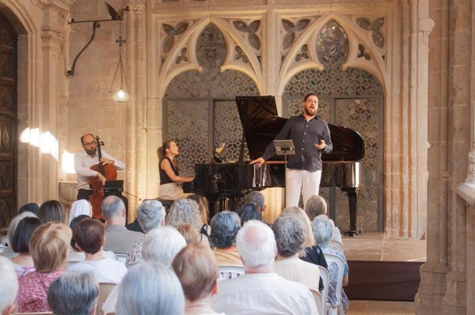 Actuación de Ferran Albrich, Oriol Prat y Victoria Guerrero