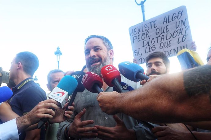 El líder de VOX, Santiago Abascal realiza unas declaraciones a la prensa durante una concentración contra Nicolás Maduro, en la Puerta del Sol, a 3 de agosto de 2024, en Madrid (España). 