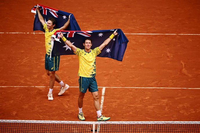 Los campeones olímpicos de dobles masculino John Peers y Matthew Ebden celebrando el oro.