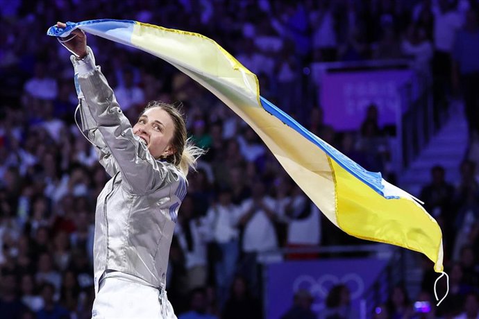 La ucraniana Olga Kharlan celebra la medalla de oro en sable por equipos en Paris 2024