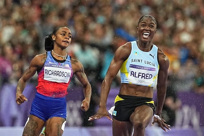 03 August 2024, France, Paris: St. Lucia's Julien Alfred (R) and USA's Sha'carri Richardson compete in the women's 100m final of the athletics event, as part of the Paris 2024 Olympic Games at Stade de France. Photo: Michael Kappeler/dpa