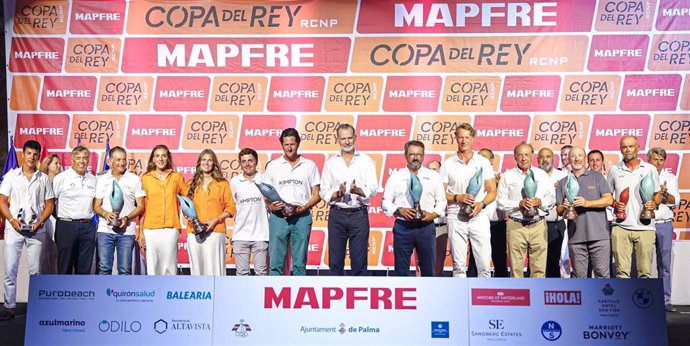 SM el Rey Felipe VI junto a los ganadores de la 42 edición de la Copa del Rey MAPFRE de vela