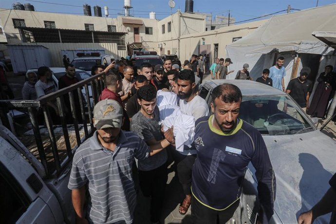 Familiares de los palestinos muertos en ataques israelíes en Hospital Al Aqsa, en Deir al Balá, Franja de Gaza, en una imagen de archivo