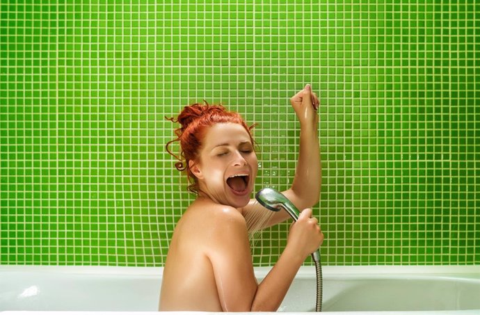 Archivo - Mujer cantando en la ducha.