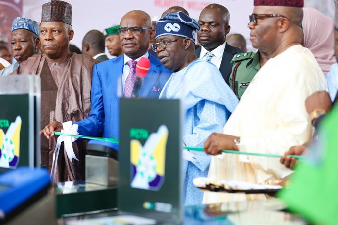 Archivo - ABUJA, June 4, 2024  -- Nigerian President Bola Tinubu (2nd R, Front) prepares to ride the Abuja metro in Abuja, Nigeria, on May 29, 2024. Since its relaunch for commercial operation about a week ago, talks about the Abuja Rail Mass Transit (ARM