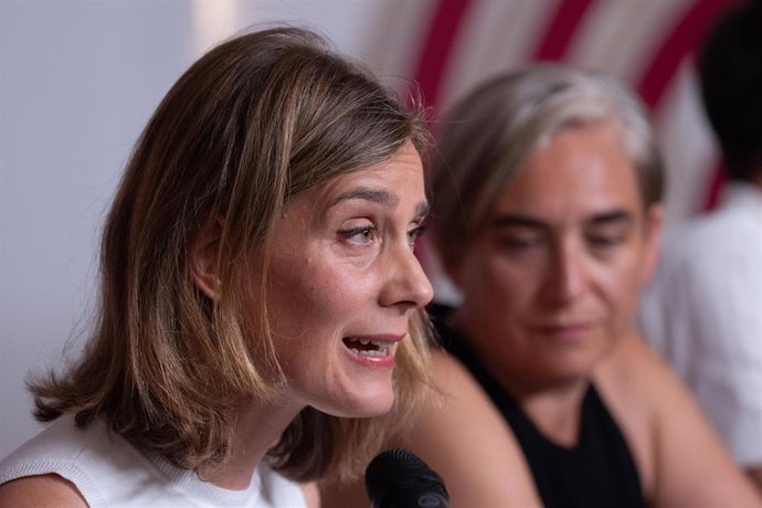 Archivo - La líder de los Comuns en el Parlament, Jéssica Albiach, y la exalcaldesa de Barcelona, Ada Colau, durante una votación de un preacuerdo de investidura con el PSC, a 31 de julio de 2024, en Barcelona