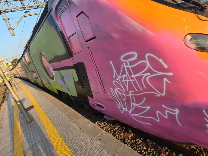 Pintadas en un tren de la línea L4 de Rodalies de Catalunya, a 4 de agosto de 2024