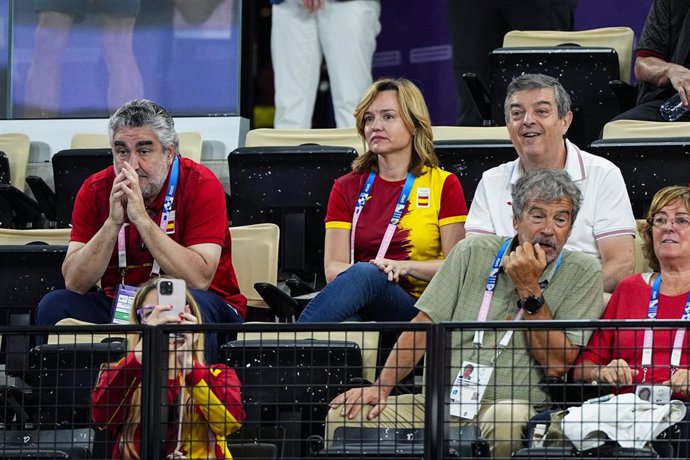 Pilar Alegría y José Manuel Rodríguez Uribes presenciando el partido de semifinales de Carolina Marín en los Juegos Olímpicos de París