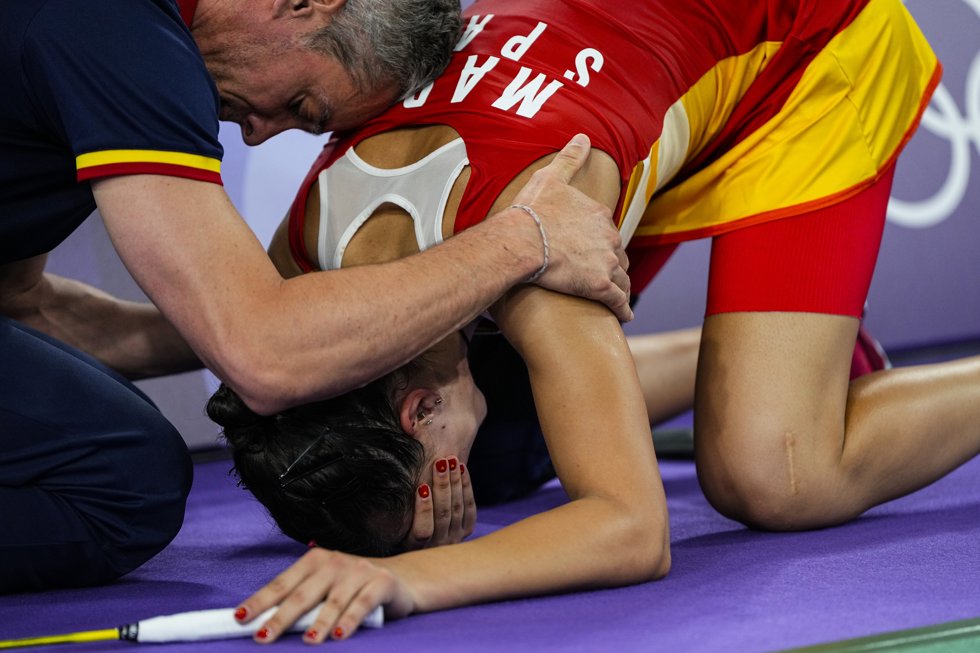 Carolina Marín y su entrenador, Fernando Rivas, tras la lesión sufrida por la onubense en las semifinales de los Juegos Olímpicos de París