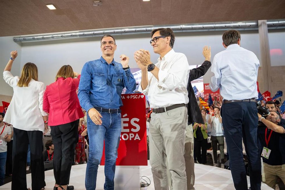 Archivo - El presidente del Gobierno, Pedro Sánchez , y el primer secretario del PSC, Salvador Illa (2d), durante un mitin de campaña electoral del PSC, en el Poliesportiu Municipal Gornal, a 6 de junio de 2024, en LHospitalet de Llobregat, Barcelona,