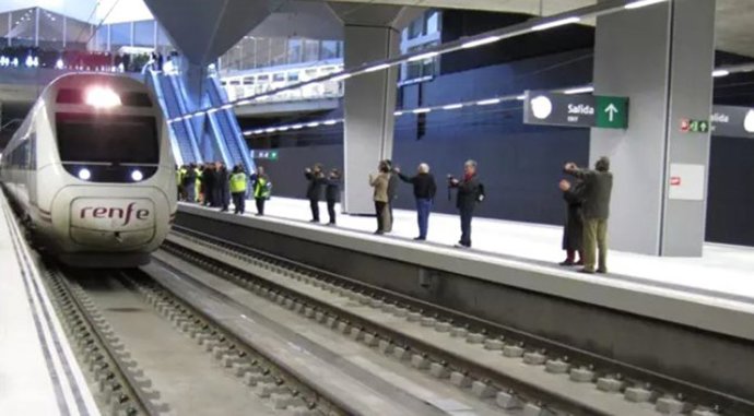 Archivo - Tren en la estación de Logroño