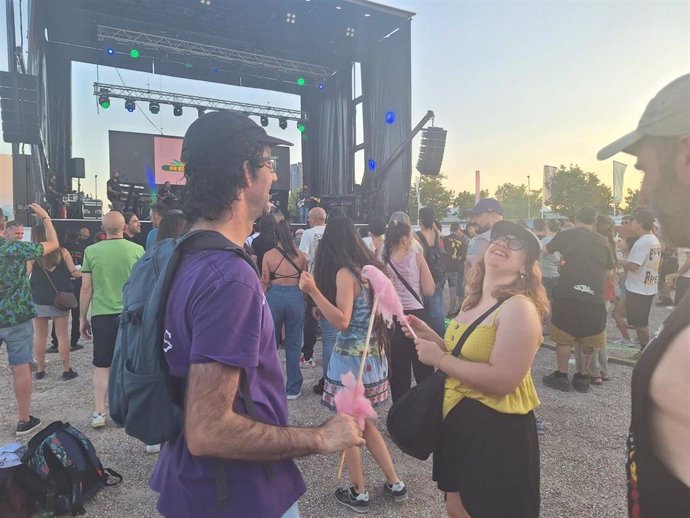 Miguel y Thais durante su presencia como recomendadores musicales en el ReggaeMad Fest 2024.