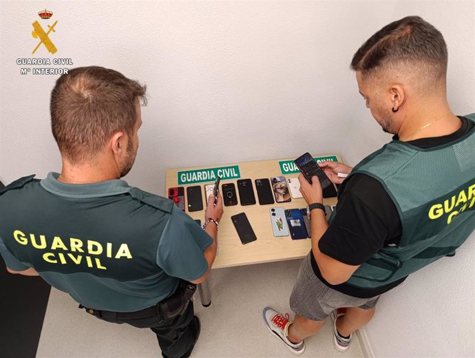 La Guardia Civil recupera más de una veintena de móviles robados en el festival Juerga Rock.