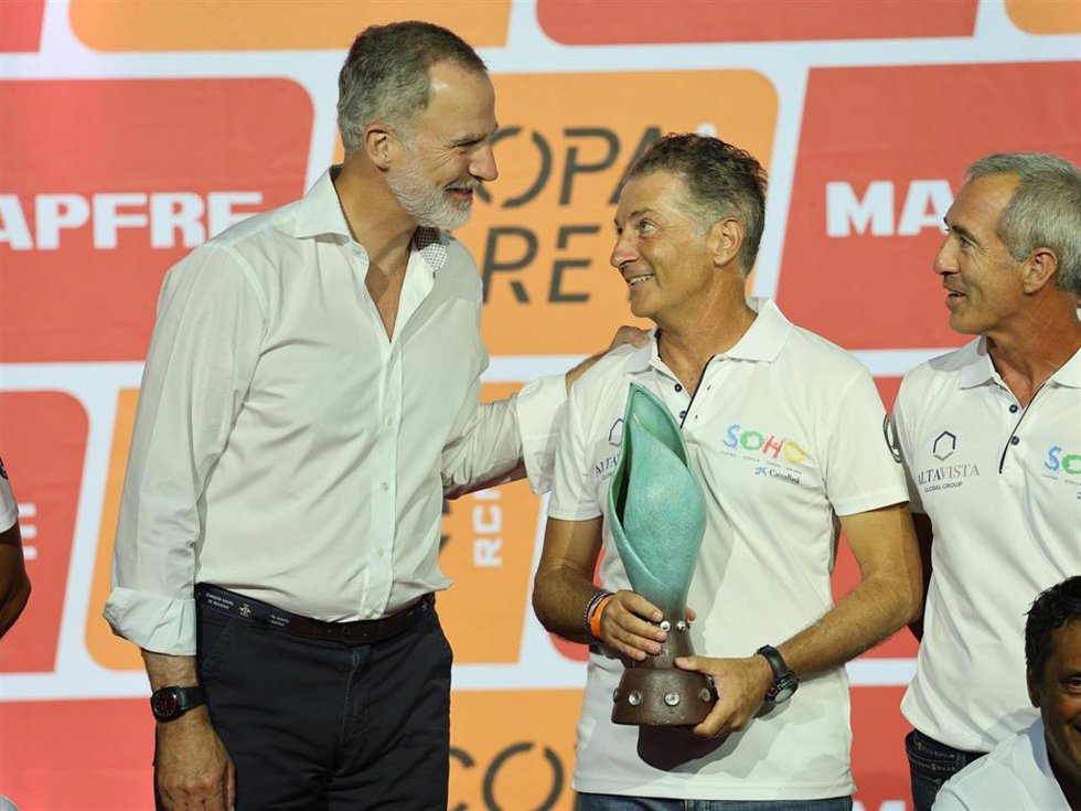 El Rey Felipe VI l entrega los premios a los campeones de la regata de vela '42 Copa del Rey-Mapfre' entre los que se encuentra Javier Banderas