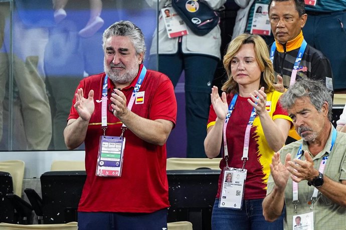 El presidente del CSD, José Manuel Rodríguez Uribes, llorando junto a la ministra de Educación, Formación Profesional y Deportes, Pilar Alegría, por la lesión de Carolina Marín