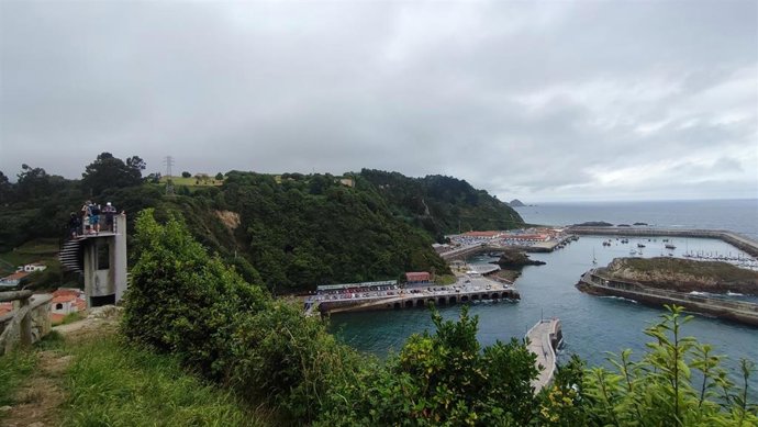 Cudillero, turismo en Asturias. Faro y Puerto de Cudillero. 