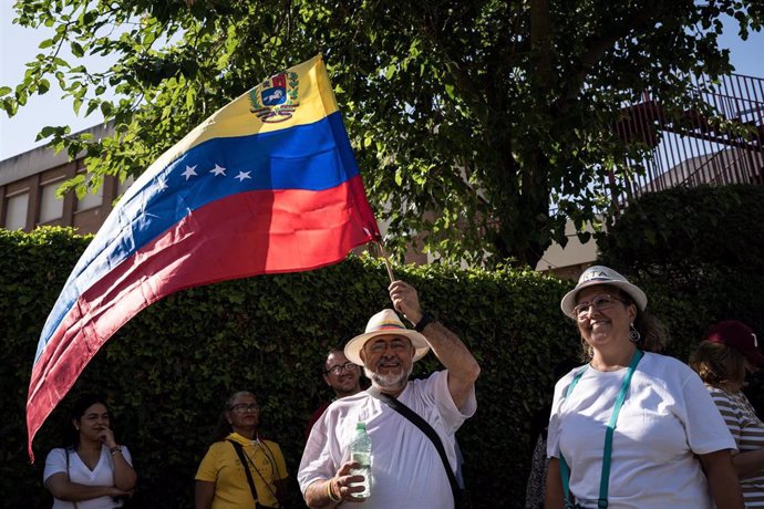 Varias personas acuden a ejercer su derecho a voto para las elecciones presidenciales de Venezuela, en el Centro Cultural Fernando de los Ríos, a 28 de julio de 2024, en Madrid (España). 