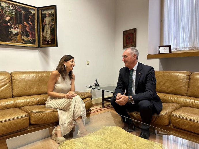 El alcalde de Segovia, José Mazarías, recibe a la nueva delegada territorial de la Junta de Castilla y León, Raquel Alonso