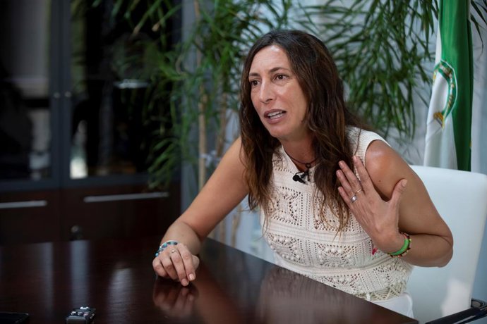 Archivo - La consejera de Inclusión Social, Juventud, Familias e Igualdad de la Junta de Andalucía, Loles López, durante la entrevista concedida a Europa Press. A 26 de agosto de 2022, en Sevilla (Andalucía, España).