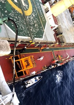 Rescate de los pescadores por parte del buque 'Xin An Ning' al quedar a la deriva a 320 millas de El Hierro