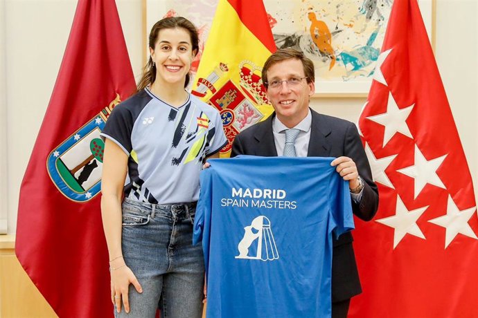 Archivo - La jugadora onubense de bádminton Carolina Marín  junto a Almeida en la presentación del Madrid Spain Masters.