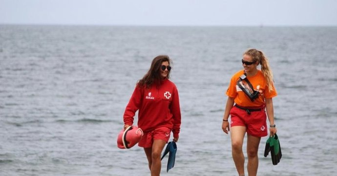 Archivo - Socorristas en una playa de Bizkaia.