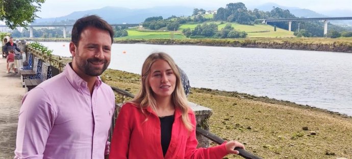 El presidente del PP de Asturias, Álvaro Queipo, junto a la vicesecretaria de Movilización y Reto Digital del PP nacional, Noelia Núñez, en Navia.