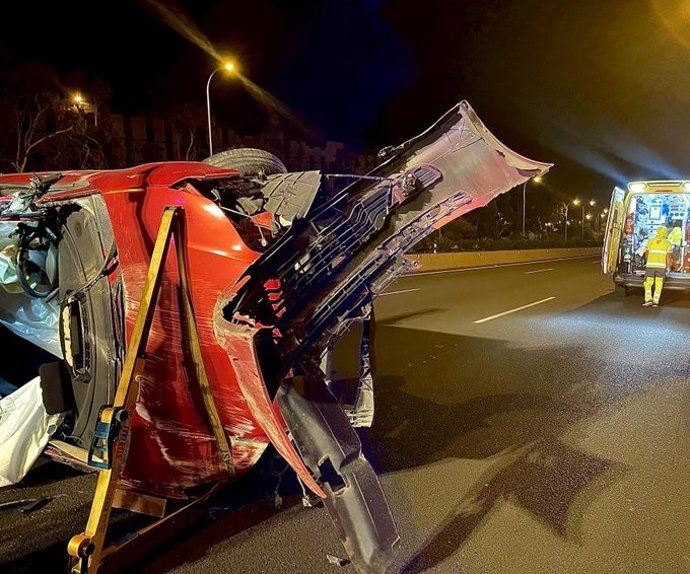 Un varón de 35 años ha resultado herido en un accidente de coche ocurrido esta madrugada en la Autopista del Norte (TF-5), a su paso por el municipio de La Laguna