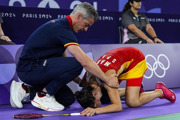 Fernando Rivas junto a Carolina Marín en los Juegos Olímpicos de París 2024.