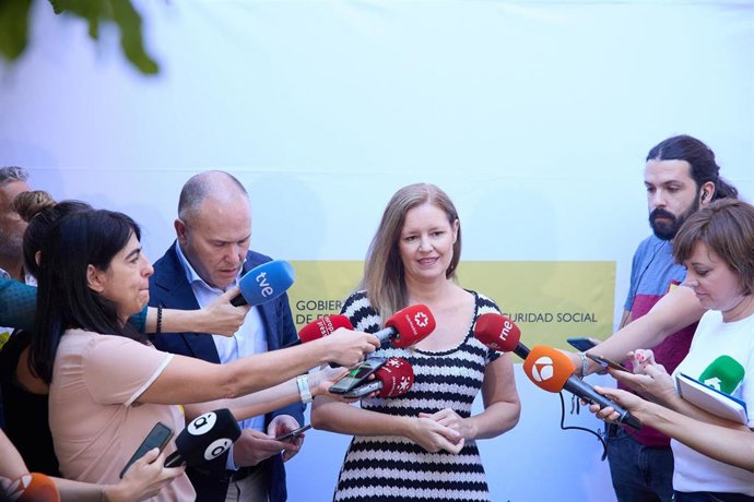 La consejera de Familia, Juventud y Asuntos Sociales, Ana Dávila, ofrece declaraciones a los medios a su llegada a la XII Conferencia Sectorial de la Inmigración, en la sede del Ministerio